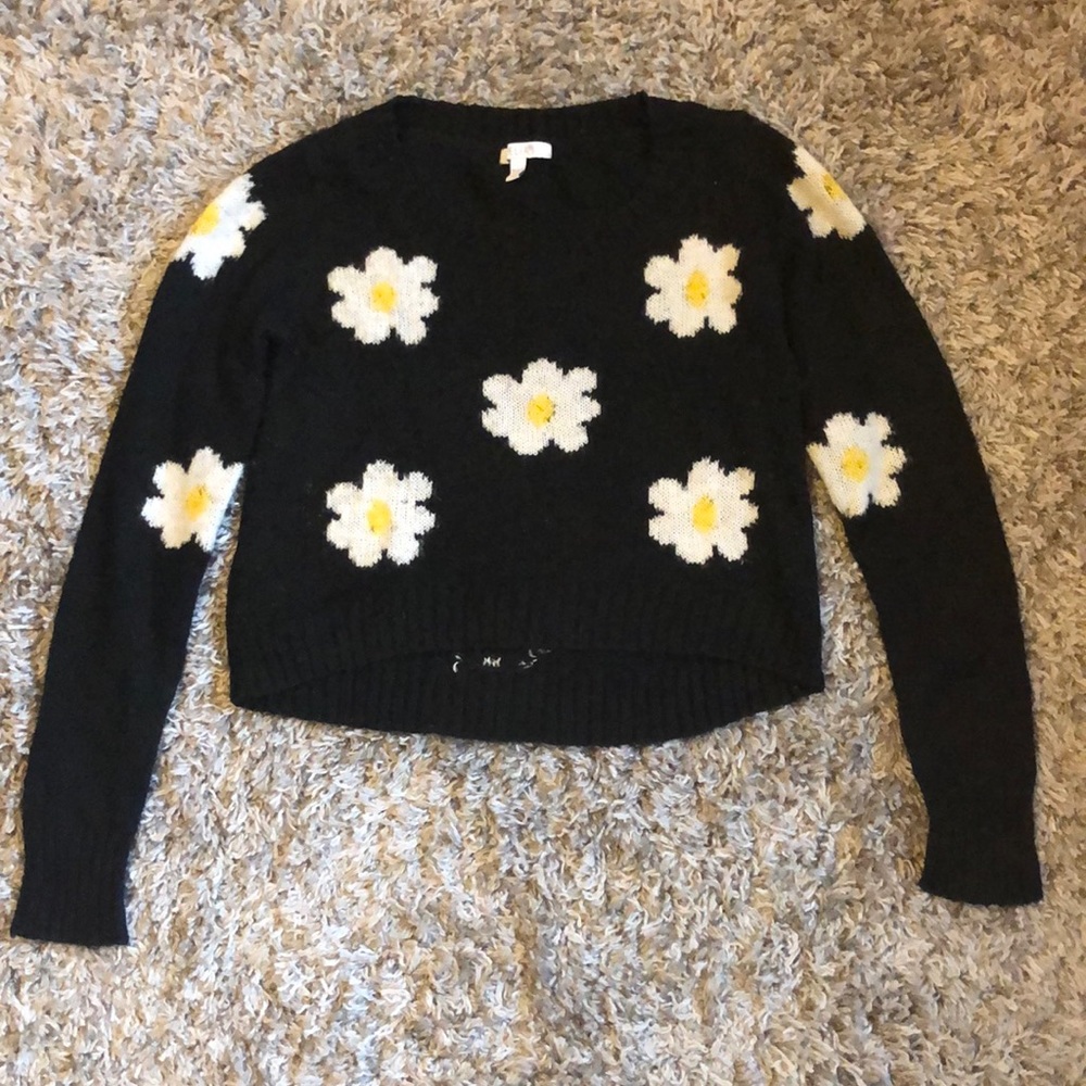 Black sweater with daisies